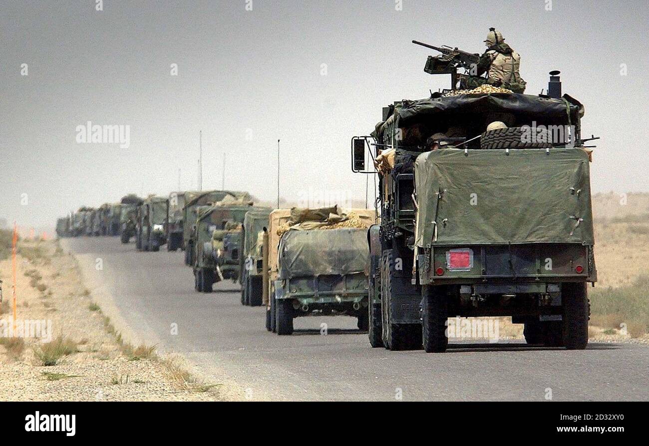Un convoglio senza fine di camion americani e jeep Humbie blindate che viaggiano attraverso il confine nord verso l'Iraq sulla strada principale per Baghdad. Foto Stock