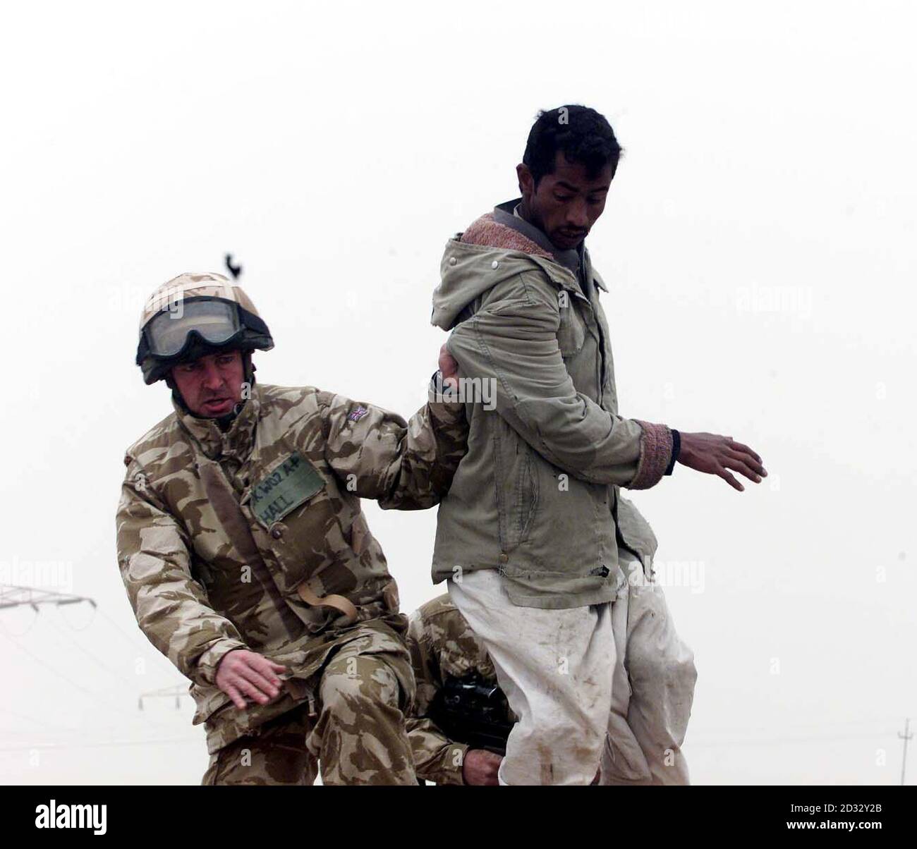 Z compagnia dei ratti del deserto cattura un presunto saccheggi intorno ad una raffineria locale di petrolio, a sud-est di Basra, Iraq. Foto Stock