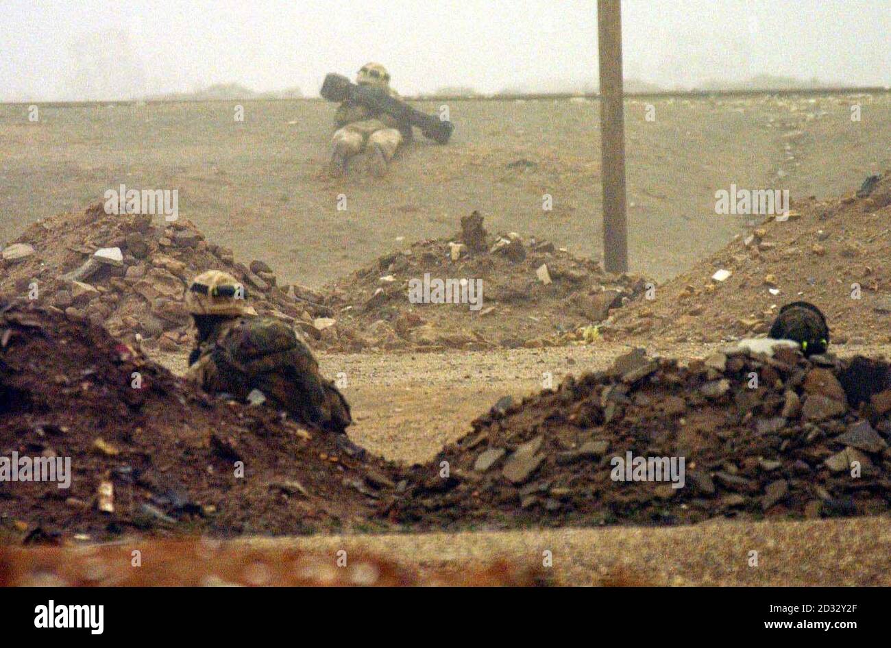 Fanteria leggera del 2° gruppo reale di battaglia Tank attacca Az Zubaya vicino a Basra, Iraq, durante le prime ore del mattino. Foto Stock