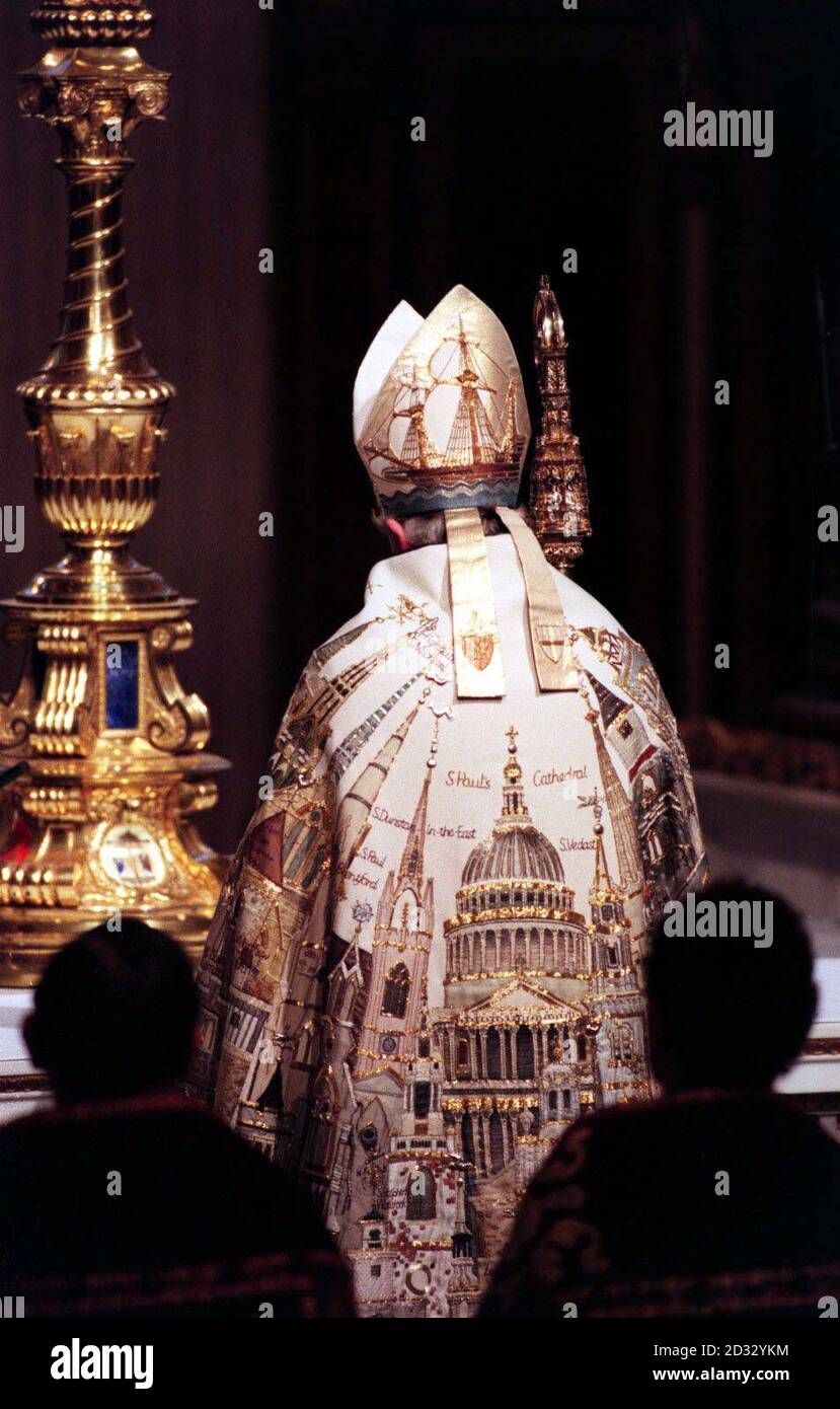 La Rt. Rid. Richard Chartres nelle vesti del Vescovo di Londra durante la sua installazione come 132° Vescovo di Londra nella Cattedrale di St Paul. Foto Stock