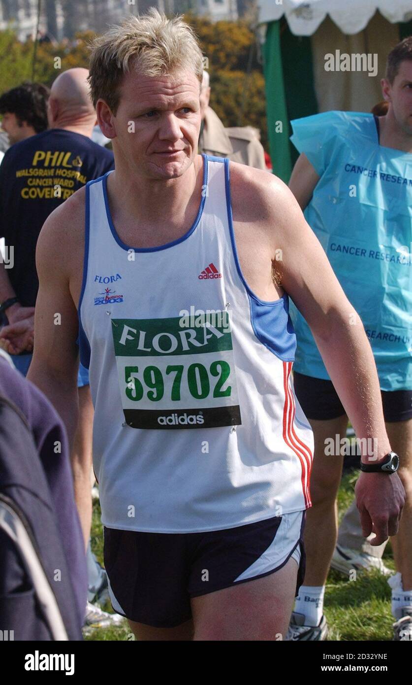 Lo chef e ristoratore Gordon Ramsay si estende prima della maratona di Londra a Blackheath. Più di 30,000 corridori scesero per le strade della capitale in condizioni di sole ma fresche per la 23a Maratona di Londra. * gli atleti professionisti, le celebrità e i corridori del divertimento sono stati messi con i loro passi sul campo da 26.2 miglia che passa alcuni dei più grandi punti di riferimento della nazione. Foto Stock