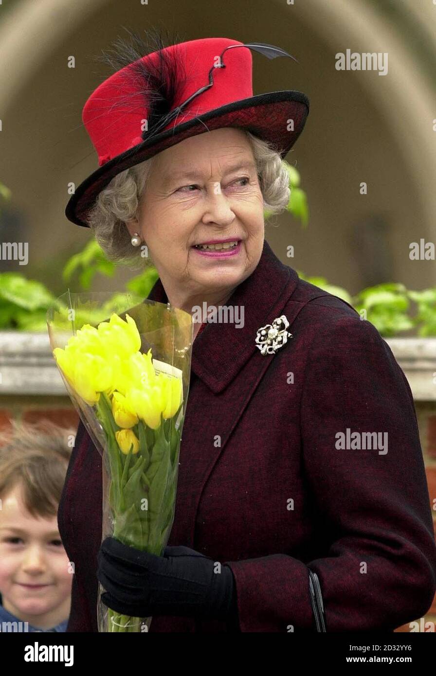 La Regina Elisabetta II della Gran Bretagna lascia il servizio di Pasqua al Castello di Windsor. Foto Stock