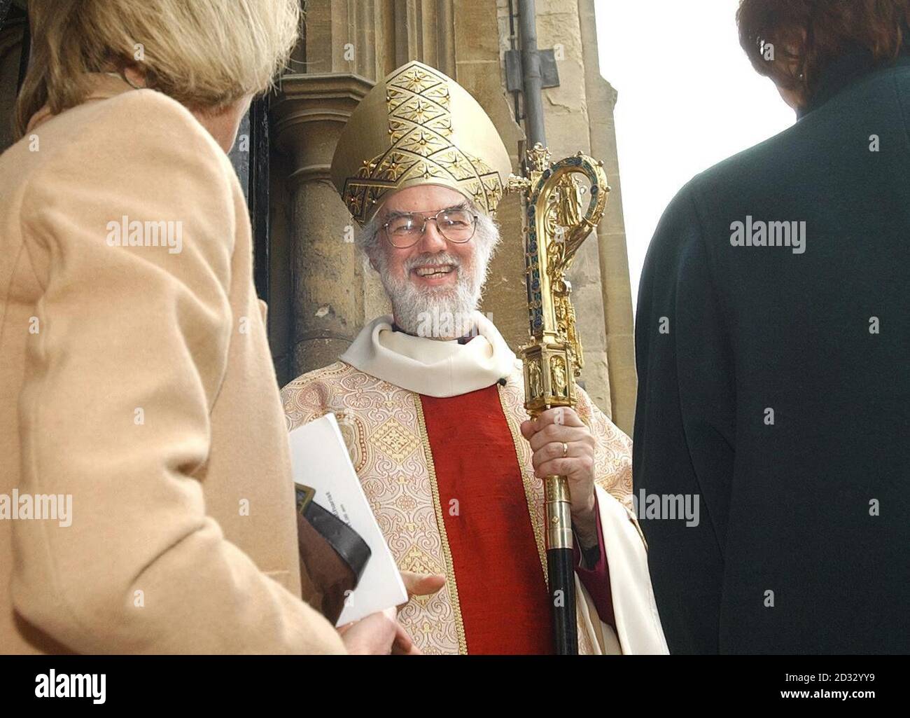 L'arcivescovo di Canterbury Dr Rowan Williams alla Cattedrale di Canterbury dove ha tenuto il suo primo sermone pasquale. Il suo discorso è incentrato su quello che ha chiamato uno dei momenti più devastanti e commoventi di tutta la Bibbia - * ... il momento in cui Gesù apparve davanti a Maria Maddalena dopo la sua crocifissione e le disse: Non aggrapparsi a me, perché non sono ancora salito al Padre. Foto Stock