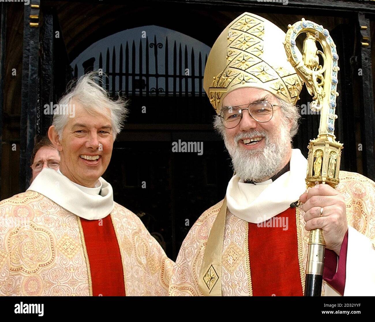 L'arcivescovo di Canterbury Dr Rowan Williams con il decano di Canterbury il reverendo di destra Robert Willis alla Cattedrale di Canterbury dove il dottor Williams ha consegnato il suo primo sermone pasquale. * il suo discorso era incentrato su quello che chiamava uno dei momenti più devastanti di tutta la Bibbia - il momento in cui Gesù apparve davanti a Maria Maddalena dopo la sua crocifissione e le disse: Non aggrapparsi a me, perché non sono ancora salito al Padre. Foto Stock