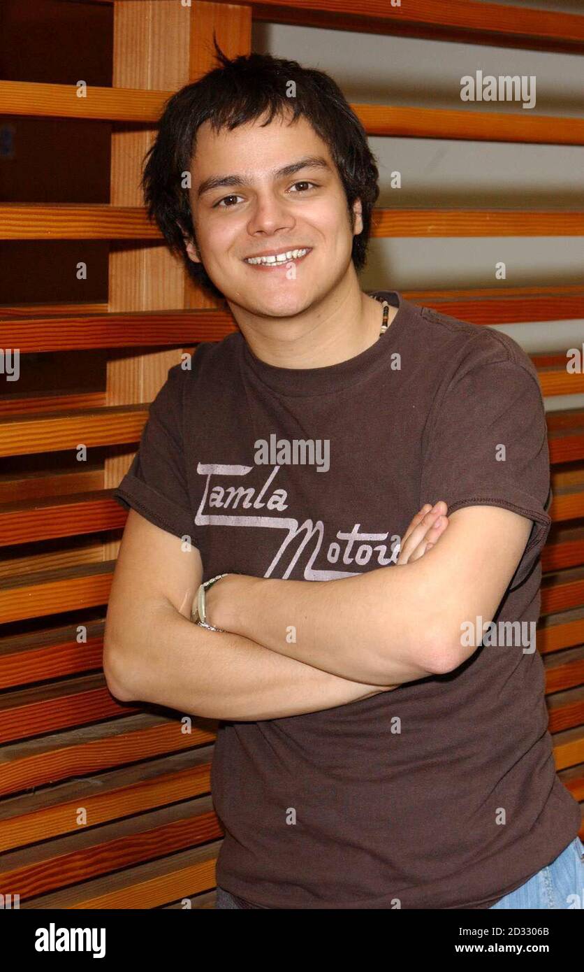 Il pianista autodidatta Jamie Cullum, 23 anni, propone fotografie all'edificio Ark di Hammersmith a Londra, dopo l'atterraggio di un accordo del valore di oltre 1 milione con una delle più grandi etichette del mondo, Universal. *..il suo talento prodigioso ha portato a boss record disperati che hanno fatto impallidire la posta in gioco per firmarlo, credendo che il suo appello di crossover potrebbe renderlo un giocatore importante nelle classifiche. Foto Stock