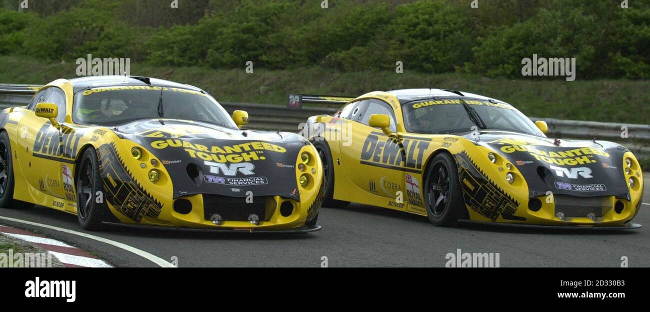 Due auto da corsa TVR in pista al circuito di Llandow nel Galles meridionale per il lancio di un'offerta all-British nella gara di 24 ore di le Mans in Francia alla fine di quest'anno. * e' la prima volta che il TVR con sede a Blackpool, il più grande produttore di auto indipendente della Gran Bretagna, è entrato in gara dal 1962. Foto Stock