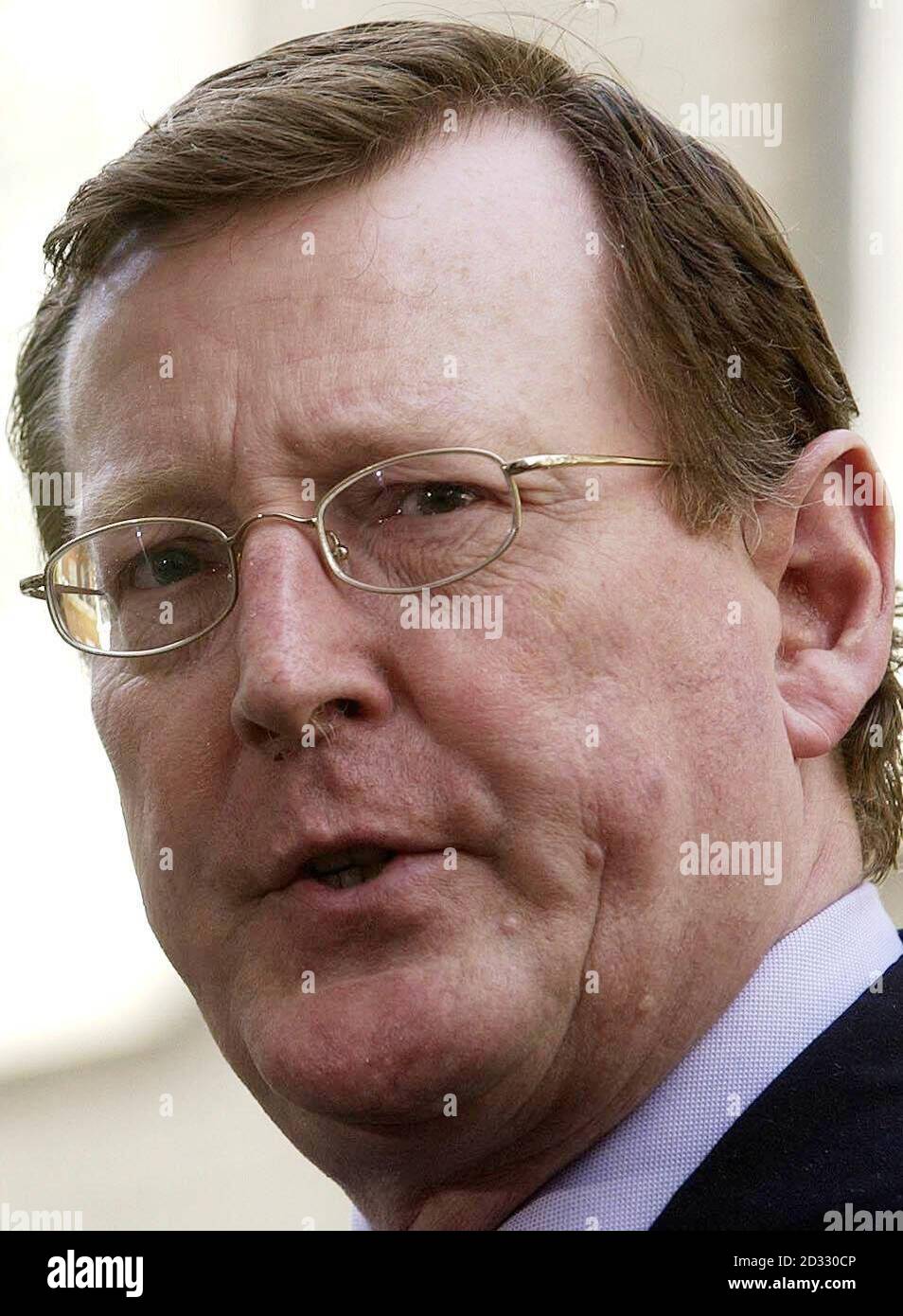 David Trimble, leader unionista dell'Ulster, parla ai giornalisti alle porte di 10 Downing Street. Il sig. Trimble aveva avuto colloqui con il primo ministro Tony Blair sul processo di pace per l'Irlanda del Nord. 20/08/03 : David Trimble, leader unionista dell'Ulster, che si aspettava di annunciare i suoi piani di affrontare i suoi critici mentre le ali rivali del suo partito si dirigevano verso un altro amaro showdown. I sostenitori di Jeffrey Donaldson, del Rev Martin Smyth e di David Burnside hanno chiesto una riunione del Consiglio Unionista dell'Ulster sui tentativi di disciplinare i tre parlamentari ribelli. Tuttavia, l'onorevole Trimble si aspettava Foto Stock