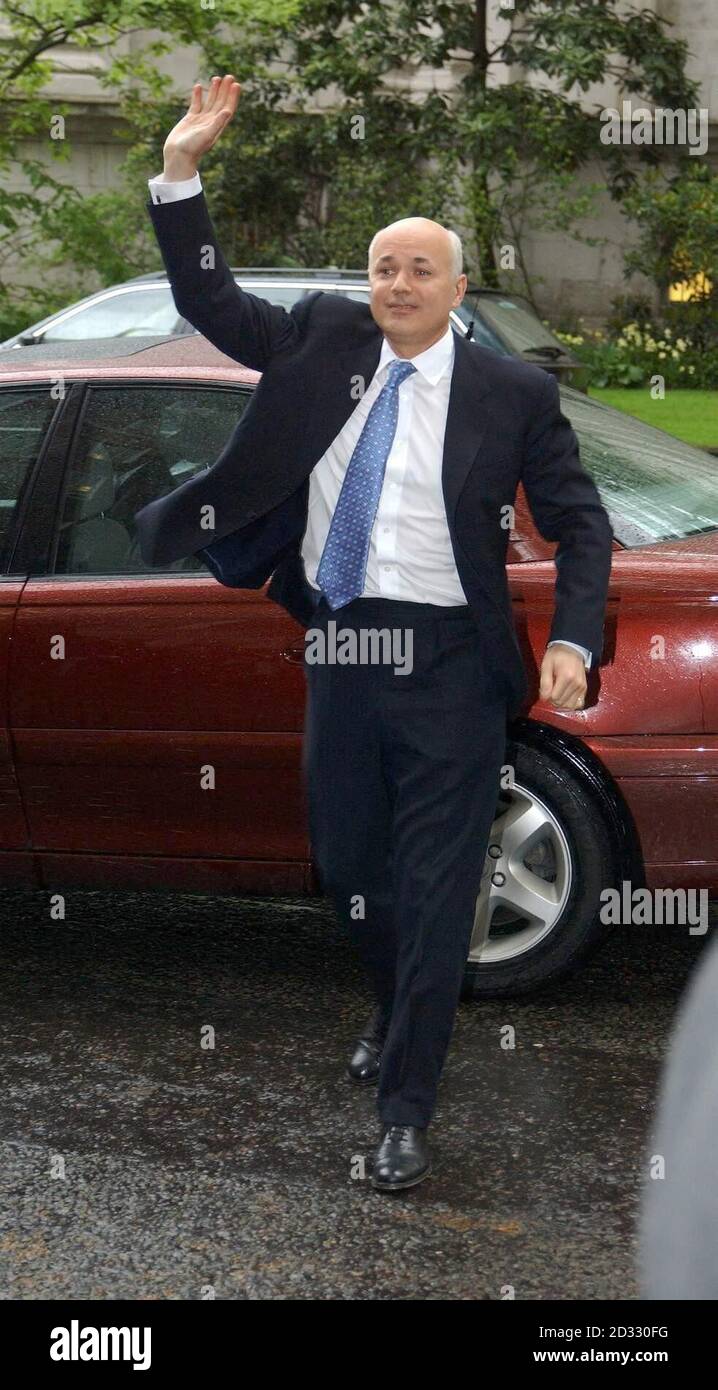 Il leader di Tory Iain Duncan Smith arriva agli uffici del partito conservatore nel centro di Londra, dove ha spazzato via le dimissioni di un portavoce di frontbench per salutarsi come una 'vittoria pectacular' il successo del suo partito nel guadagnare più di 500 seggi alle elezioni locali. *.. Le elezioni per il Parlamento scozzese, l'Assemblea gallese e i consigli locali in Inghilterra e Scozia contenevano buone notizie per tutti i principali partiti, con il lavoro destinato a tornare al potere al parlamento di Holyrood in Scozia, anche se con un margine limitato. Foto Stock