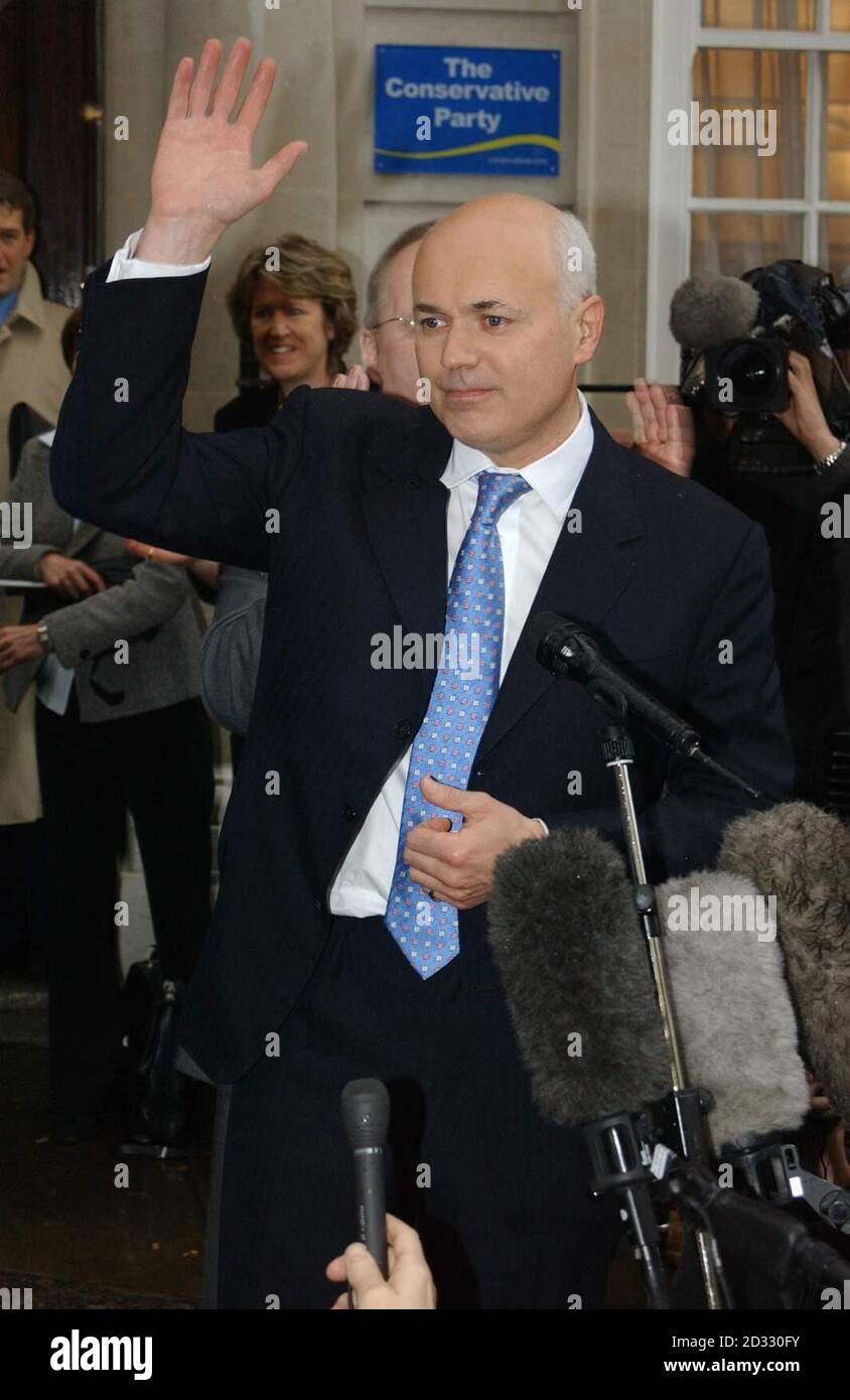 Il leader di Tory Iain Duncan Smith fuori dagli uffici del partito conservatore nel centro di Londra, dove si è accantonato alle dimissioni di un portavoce di frontbench per salutarsi come una 'vittoria pectacular' il successo del suo partito nel guadagnare più di 500 seggi alle elezioni locali. *.. Le elezioni per il Parlamento scozzese, l'Assemblea gallese e i consigli locali in Inghilterra e Scozia contenevano buone notizie per tutti i principali partiti, con il lavoro destinato a tornare al potere al parlamento di Holyrood in Scozia, anche se con un margine limitato. Foto Stock