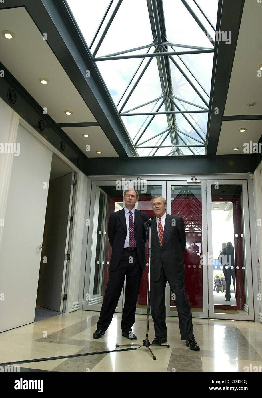 Il Segretario della Difesa degli Stati Uniti Donald Rumsfeld (a destra) ha fatto una conferenza stampa con il Segretario di Stato britannico per la Difesa Geoff Hoon all'aeroporto di Heathrow di Londra. * Rumsfeld è stato in Gran Bretagna per colloqui con il primo ministro Tony Blair durante l'ultima tappa di un viaggio che lo ha portato nel Golfo Persico e in Afghanistan. Foto Stock