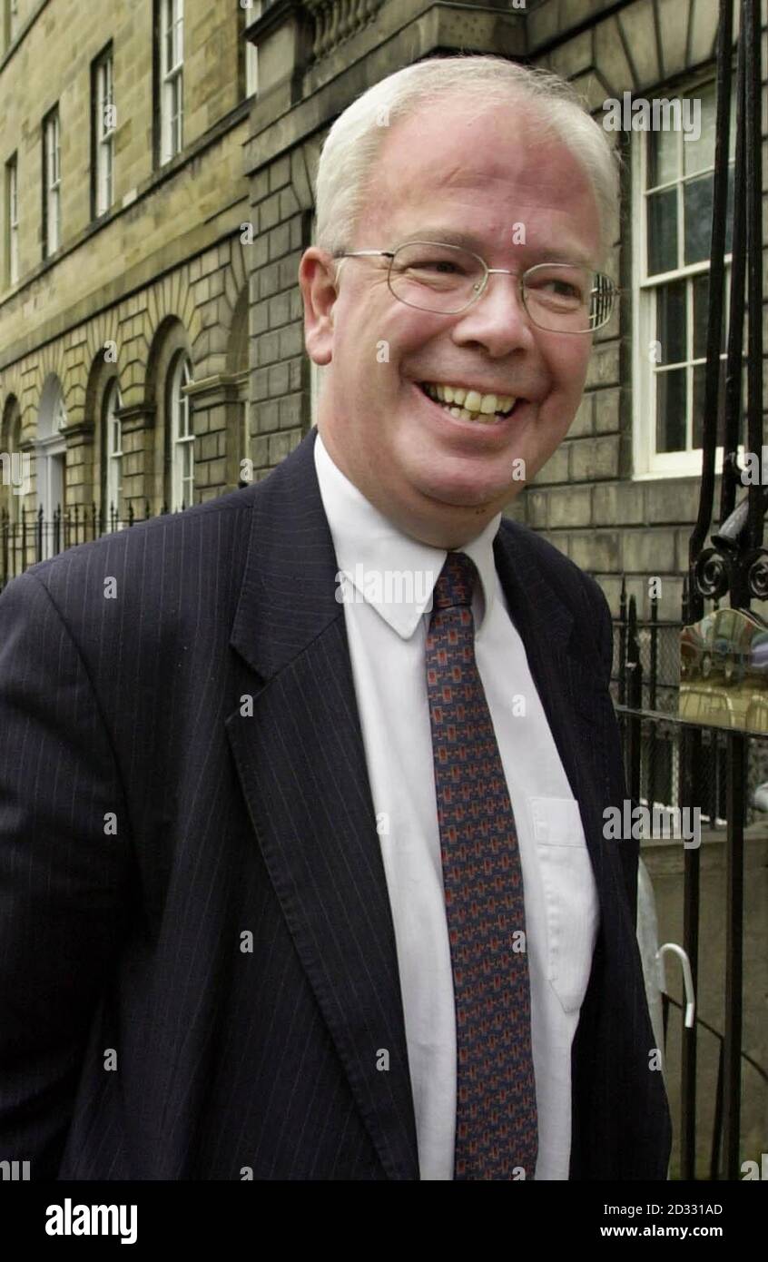 Il leader liberaldemocratico scozzese Jim Wallace arriva a Bute House, Edimburgo, la residenza ufficiale del primo minsiter Jack McConnell, mentre il nuovo gabinetto è stato svelato. * il sig. Wallace rimane vice primo ministro, ma cede il mandato giudiziario e diventa invece ministro per le imprese e l'apprendimento permanente. 18/09/2003: I ministri scozzesi iniziavano un viaggio di tre giorni a Barcellona giovedì 18 settembre 2003, per mostrare le arti e la cultura scozzesi. Il sig. Wallace e il ministro della cultura Frank McAveety hanno partecipato alla guida commerciale e turistica della città catalana. Foto Stock