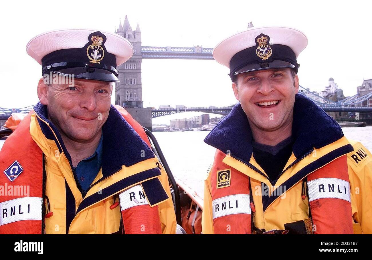 L'equipaggio di Eastbourne Lifeboat, coxswain Mark Sawyer, 40 (a sinistra) e Mechanic Daniel Guy, 23, presso la stazione di Lifeboat Tower Pier a Londra, prima di ricevere le medaglie d'argento e di bronzo della Royal National Lifeboat Institution (rispettivamente) per il coraggio. * i due aiutarono a salvare due velisti dallo yacht Paperchase, che furono spazzati a bordo mentre cercavano di entrare a Eastbourne Harbour nell'ottobre 2002 e riceveranno le loro medaglie dal Duca di Kent alla Barbican Hall di Londra. Foto Stock