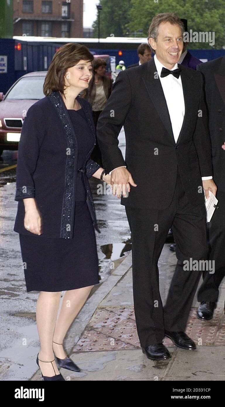 Il primo ministro Tony Blair accompagnato dalla moglie Cherie arriva alla cena della Press Gallery, all'Hilton Metropole Hotel di Londra. Foto Stock