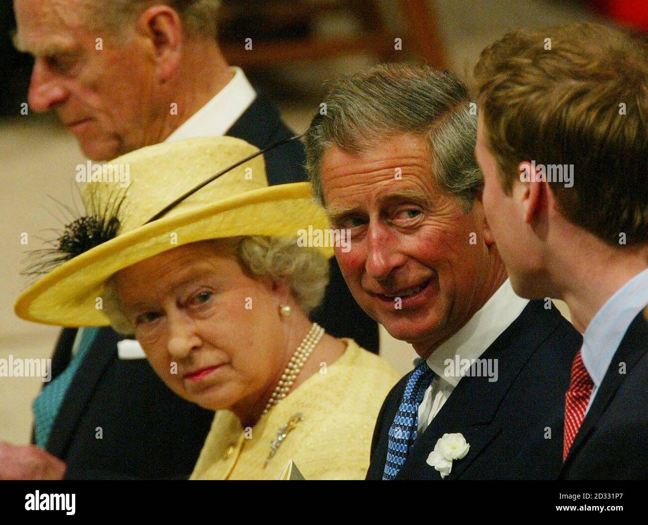 La regina Elisabetta II siede con i membri della famiglia Principe di Galles e il Principe William, durante un servizio all'Abbazia di Westminster durante la cerimonia per celebrare il 50° anniversario dell'incoronazione. Foto Stock