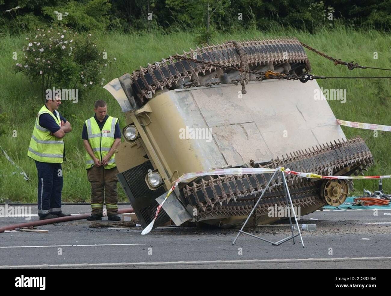 La scena sulla M1 dove quattro persone sono state uccise, in un massiccio cumulo autostradale nel Leicestershire. Si ritiene che la collisione abbia coinvolto un trasportatore di veicoli e un certo numero di vetture. * tre scimitatori dell'esercito - veicoli da ricognizione leggermente blindati - che erano appena tornati dal Golfo, sono stati coinvolti nell'incidente. Essi venivano portati da Marchwood nell'Hampshire alla base dell'esercito a Catterick, nel Nord Yorkshire. Non era ancora noto a quale reggimento appartenesse o se il personale mod fosse coinvolto nel crash. Foto Stock