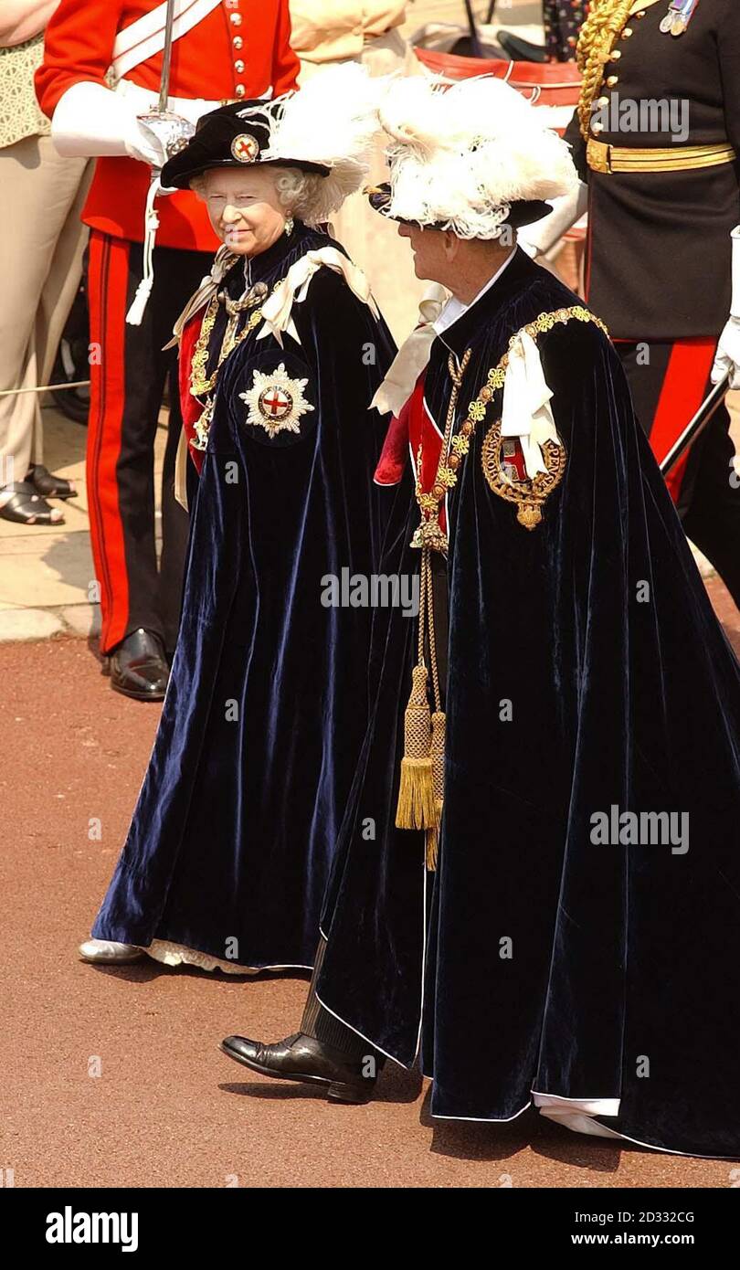 La Regina Elisabetta II e il Duca di Edimburgo, conducono la strada dal Castello di Windsor alla Cappella di San Giorgio, per la cerimonia annuale della processione del Garter. *.. Il Garter è il più alto onore della Gran Bretagna conferito dalla Regina agli uomini e alle donne per i risultati e il servizio eccezionali alla nazione. Per gli appassionati di pomp e cerimonie, lo splendore del Garter Day al Castello di Windsor è difficile da battere. Foto Stock