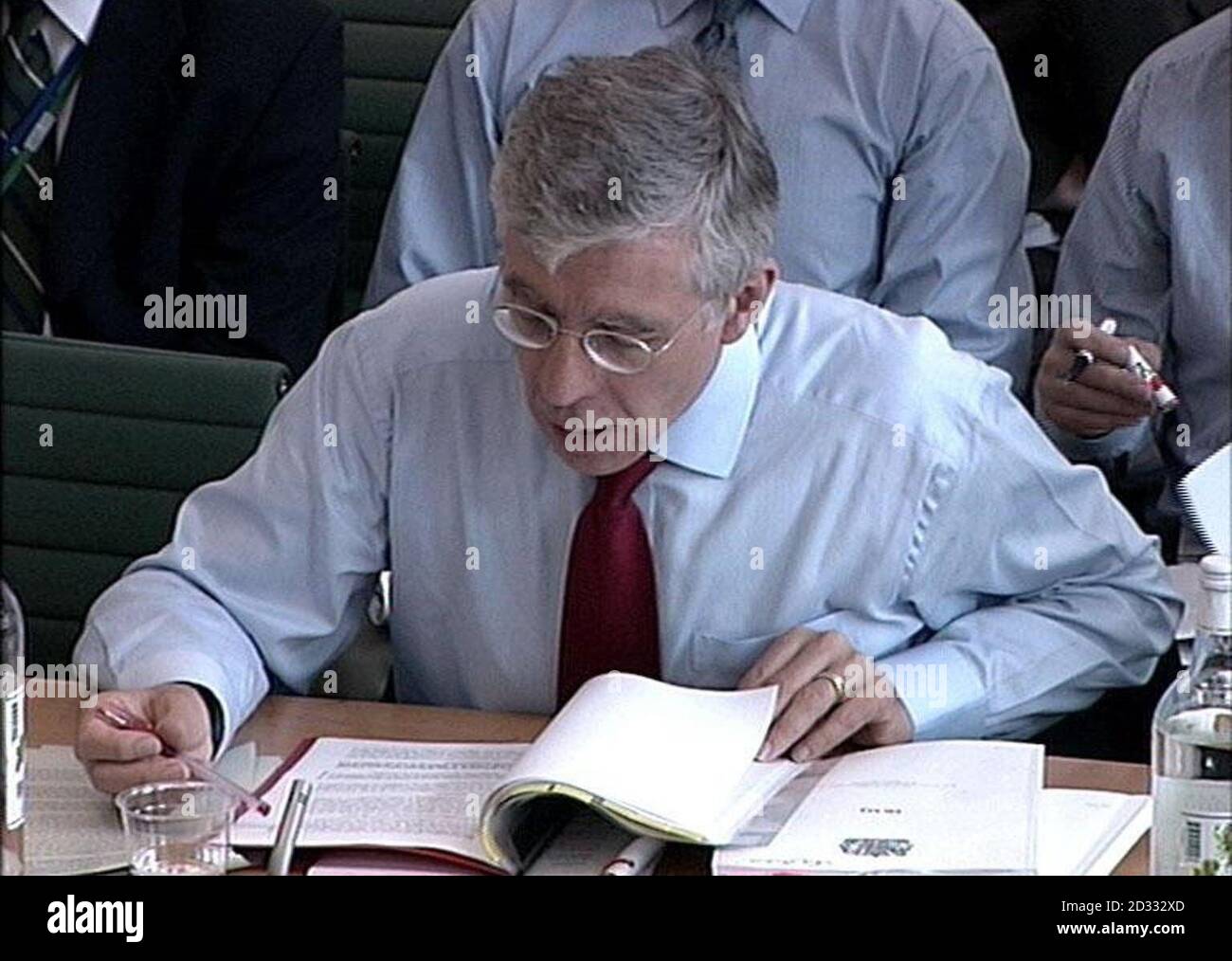 Il segretario agli Esteri Jack Straw consulta i documenti mentre dà prova alla commissione per gli affari esteri della Camera dei Comuni, poiché è proseguito il furore sulla presentazione da parte del governo del suo caso per la guerra contro l'Iraq. *... In precedenza Straw ha riconosciuto che un dossier di prove della capacità militare di Saddam Hussein, pubblicato in febbraio e in parte basato su una tesi di studenti plagiarizzata, era un 'imbarazzo? Per il governo. Foto Stock