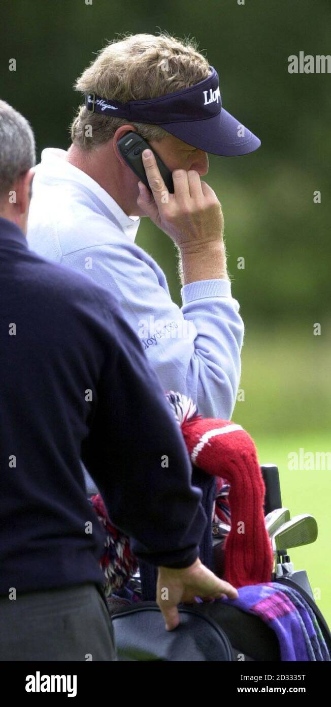 Colin Montgomerie sul suo cellulare durante la giornata di prove all'aperto scozzese Barclays presso il Loch Lomond Golf Club. Foto Stock