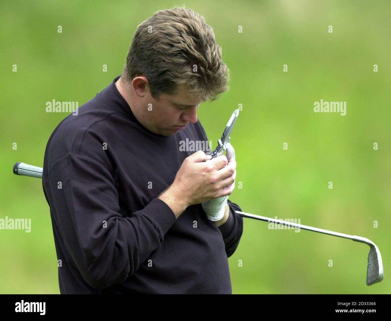 Lee Westwood al telefono al campo pratica durante il Barclays Scottish Open Practice Day al Loch Lomond Golf Club. Foto Stock