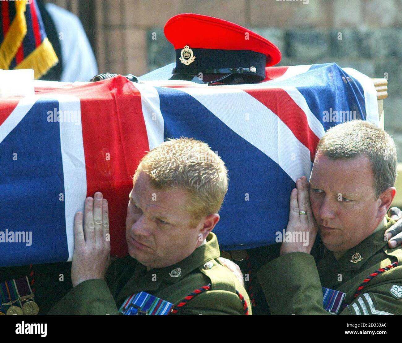 La bara del caporale di Lance Thomas Keys viene portata nella chiesa di San Giovanni a Barmouth. Lance Corporal Keys, un ex paracadutista, è morto quattro giorni dopo il suo ventunesimo compleanno mentre difendeva una stazione di polizia civile ad al Majar al-Kabir il mese scorso. * oggi suo padre Reg gli ha reso omaggio in un servizio funerario presso la chiesa di San Giovanni a Barmouth, vicino alla sua casa a Llanuwchllyn, nel Galles del nord. E il suo comandante del plotone parlava della sua forza e della sua lealtà. La sua bara è stata portata in chiesa drappeggiato in una bandiera dell'Unione con il cappello rosso del soldato in cima. Foto Stock