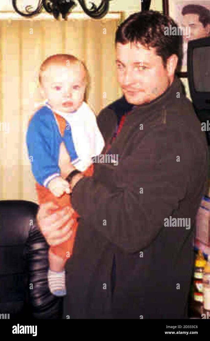 Colleziona la foto del ponteggio di 31 anni Robert Dunne con suo figlio, Liam. Jason Kelly, 19 anni, è stato incarcerato per la vita, dovendo servire un raccomandato otto anni per pugnare potente-costruito Robert Dunne con un singolo colpo che ha perforato il suo polmone e cuore. * mentre il padre di 31 anni di un bambino si è impegnato in una violenta fila con i giovani locali, il passer-by Kelly è andato alla sua casa vicina in Outhwaite Street, Middlesbrough per prelevare l'arma ornamentale da 12 poll. Quando il signor Dunne andò a prendere un martello dalla macchina di un amico, Kelly lo pugnalò da dietro e la lama entrò quasi fino al suo hilt, Teesside C. Foto Stock