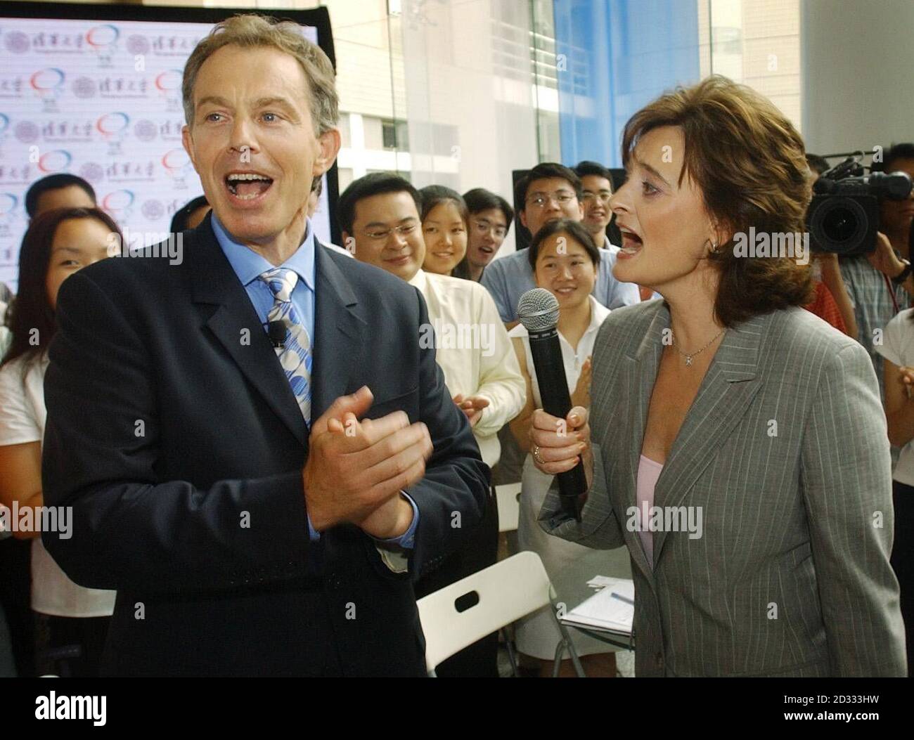 Il primo ministro britannico Tony Blair reagisce mentre sua moglie, Cherie, canta "quando sono 64" dai Beatles agli studenti dell'Università di Tsinghua a Pechino, dove ha tenuto una sessione di domande e risposte. * il primo ministro è in visita di una settimana nell'Estremo Oriente in Giappone, Corea del Sud, Cina e Hong Kong. Foto Stock