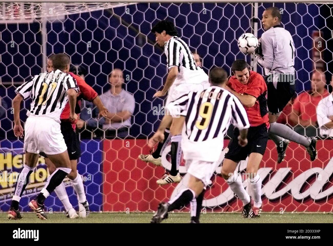 Foto pubblicata venerdì 1 agosto 2003, del portiere del Manchester United Tim Howard (a destra) facendo un risparmio sul suo debutto contro Juventus durante il loro gioco Champions World al Giants Stadium, New Jersey, come parte del loro tour pre-stagione degli Stati Uniti. Man Utd ha vinto 4-1. Foto Stock