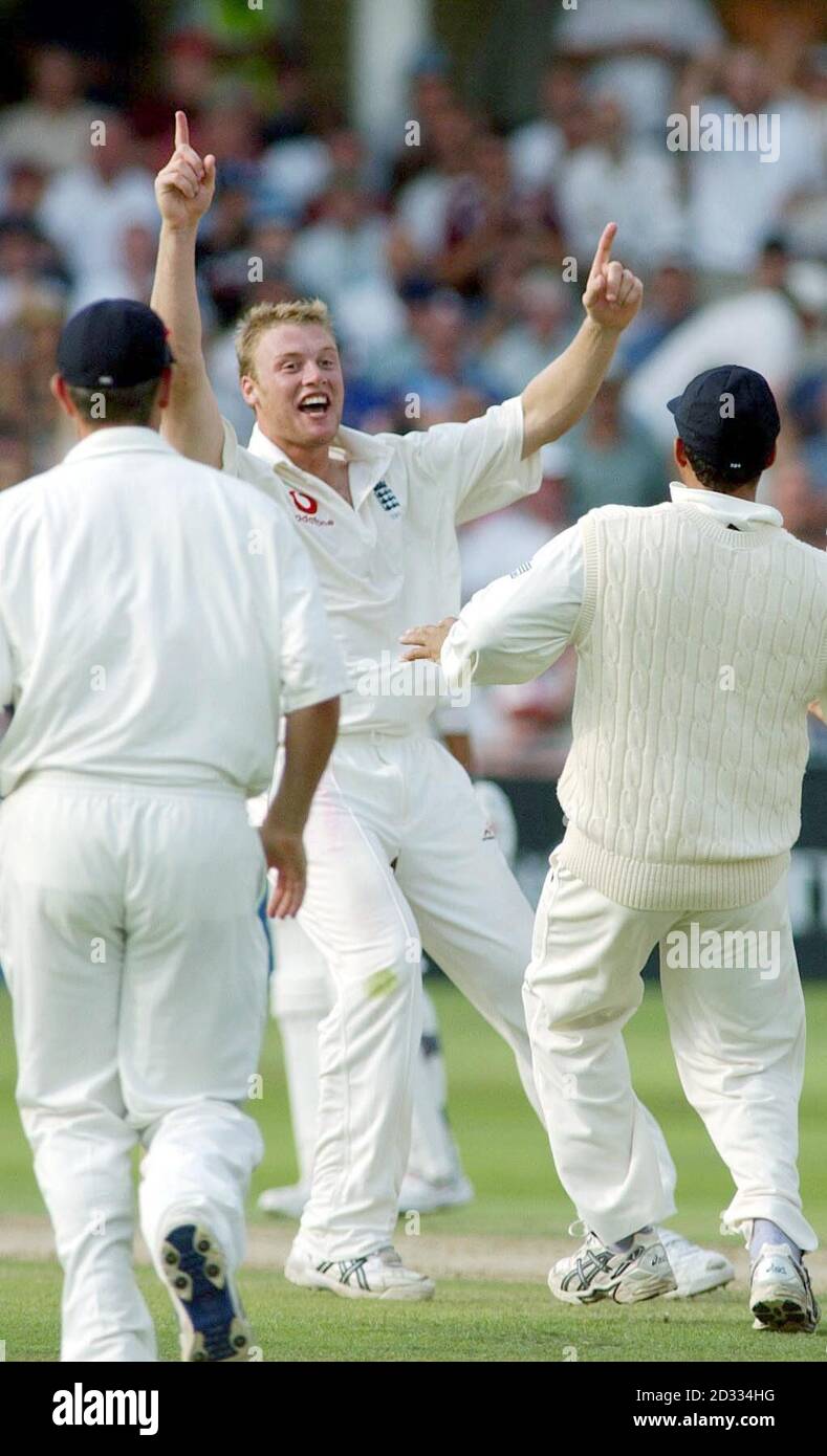 L'inglese Andrew Flintoff (fronte) rivendica il wicket del capitano del Sud Africa Graeme Smith per 35 corse durante il giorno di oggi, venerdì 15 agosto 2003, secondo giorno di gioco nel terzo Npower Test a Trent Bridge. Foto Stock