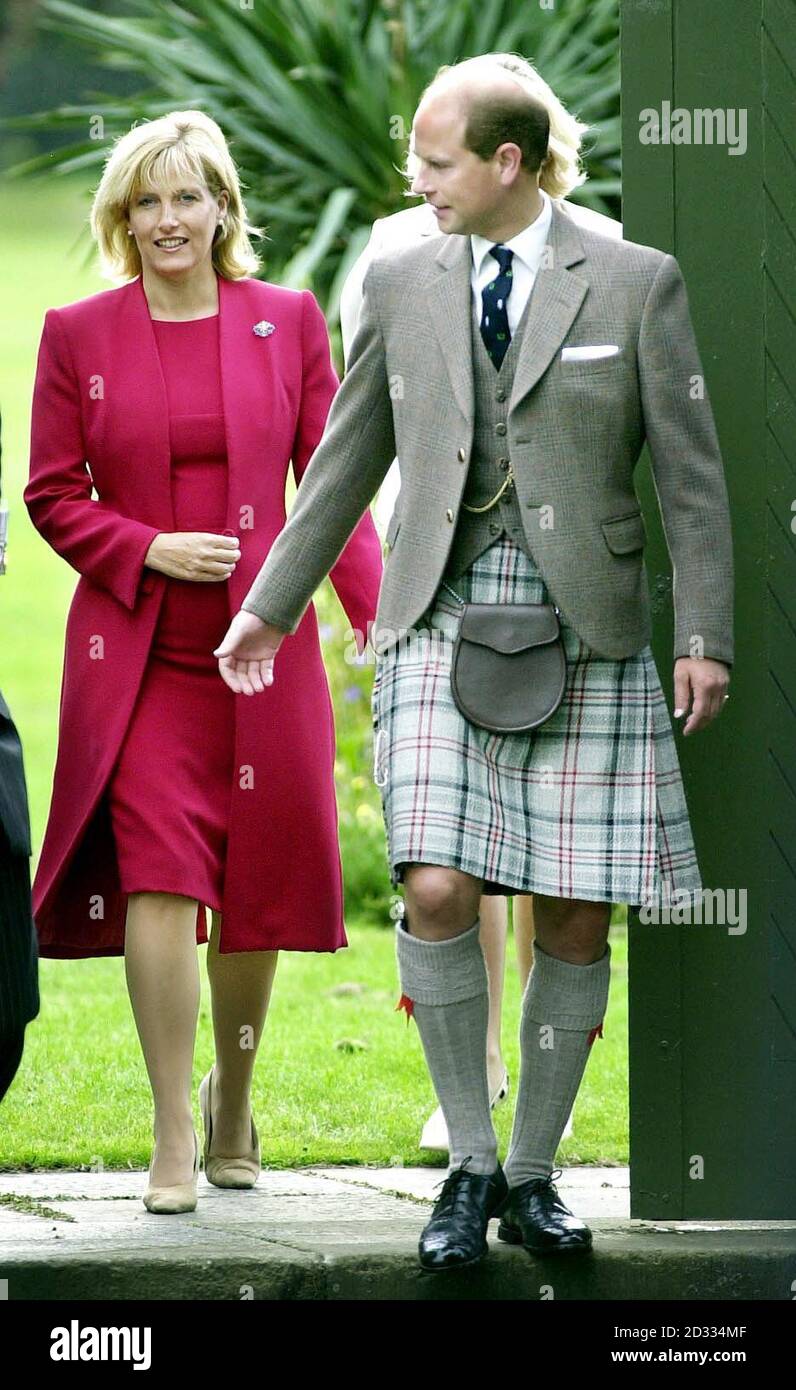 Il conte e la contessa di Wessex arrivano all'Holyrood Park di Edimburgo, in Scozia, per salutare il Beating Retreat eseguito dai Pipes and Drums massaggiati del British Leigon Scotland. Foto Stock