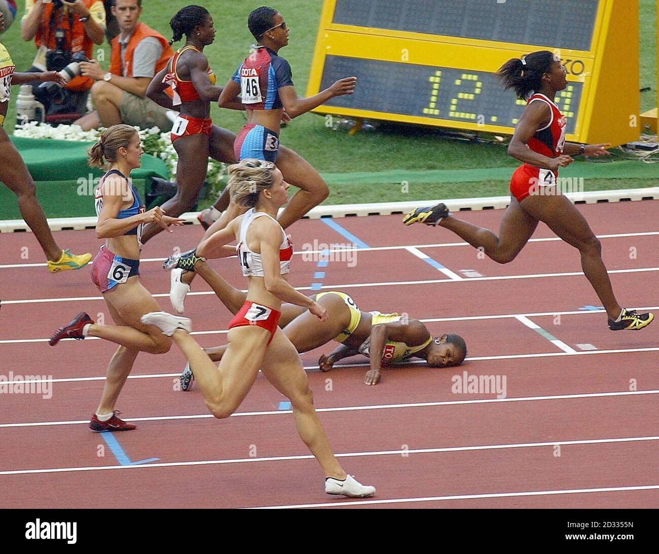 Brigitte Foster si schianta in pista dopo essere caduto al termine della finale di sprint hurdles femminile ai Campionati Mondiali di Atletica a Parigi, mercoledì 27 agosto 2003. Foster ha concluso secondo dietro Perdita Felicien (a destra). Foto Stock