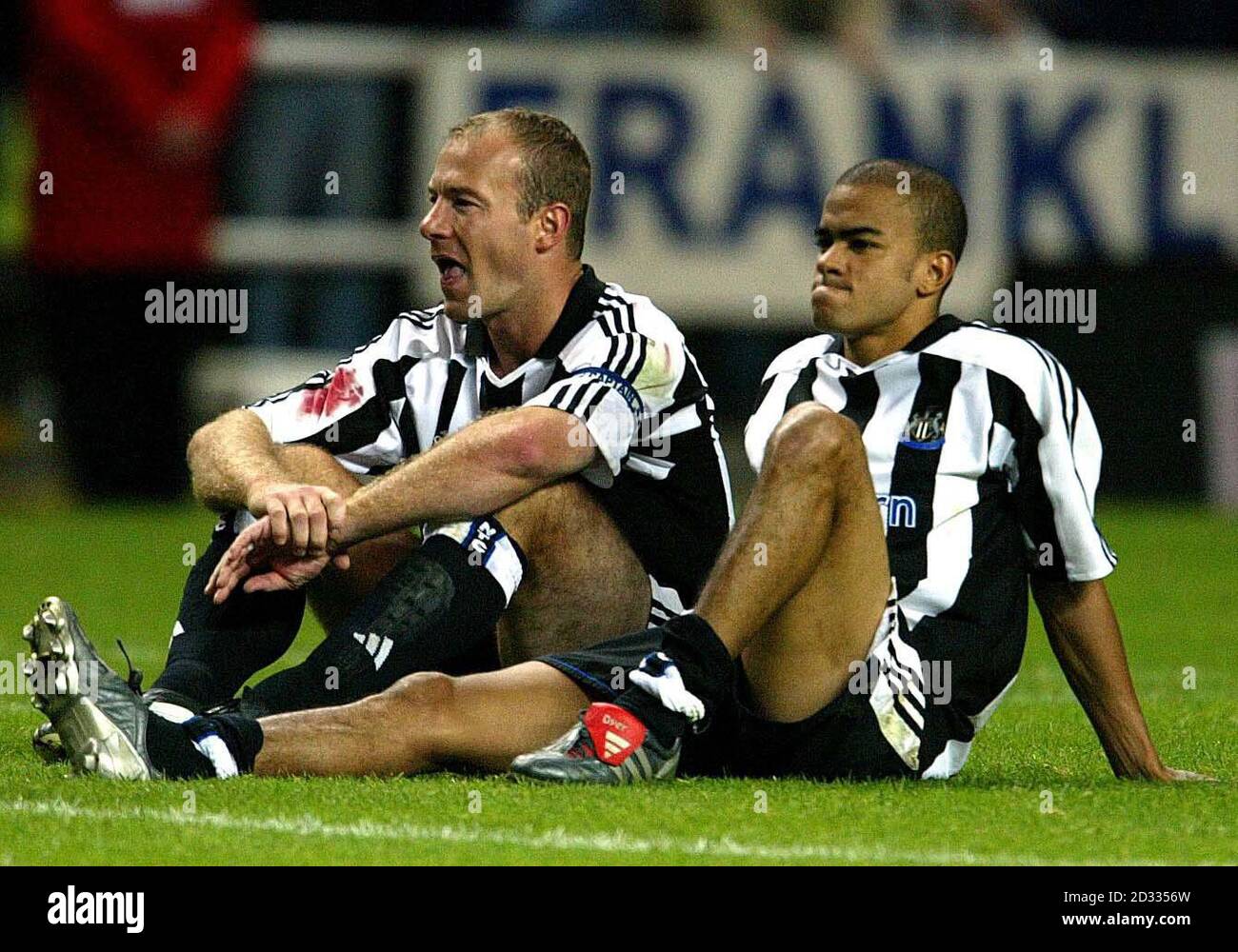 Alan Shearer di Newcastle (a sinistra) e Kieron Dyer riflettono sulla loro sconfitta di sparatoria contro Partizan Belgrado nella Champions League 3° turno di qualificazione 2° tappa al St James' Park di Newcastle. Shearer e Dyer hanno perso entrambi i calci di posizione mentre Newcastle ha perso 4-3, a seguito di un'estrazione aggregata del 1-1 dopo un tempo extra, per perdere un posto nelle fasi di gruppo della Champions League. QUESTA IMMAGINE PUÒ ESSERE UTILIZZATA SOLO NEL CONTESTO DI UNA FUNZIONE EDITORIALE. NESSUN UTILIZZO DI SITI WEB/INTERNET A MENO CHE IL SITO NON SIA REGISTRATO PRESSO LA FOOTBALL ASSOCIATION PREMIER LEAGUE. Foto Stock