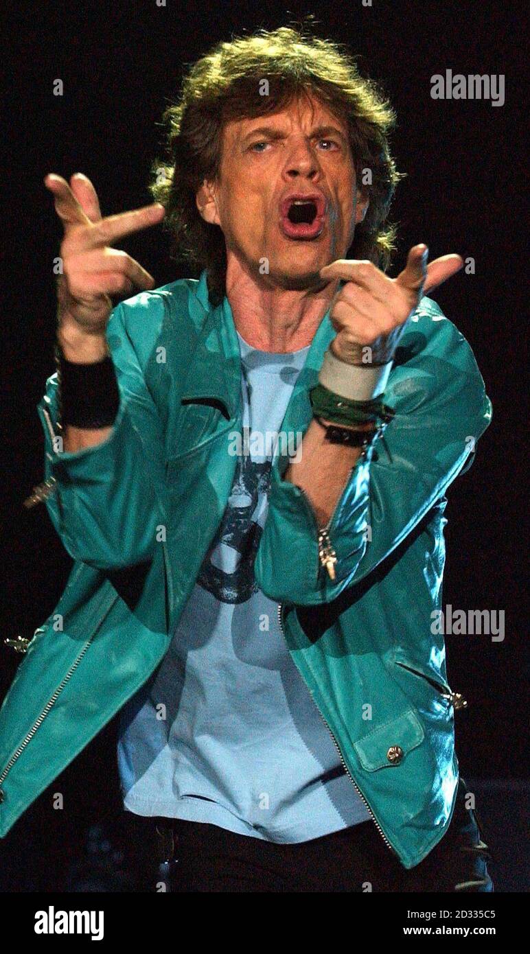 Mick Jagger, cantante dei Rolling Stones, si esibisce presso la Wembley Arena, a ovest di Londra, come parte del tour mondiale dei Forty Licks 2003 della band. Foto Stock