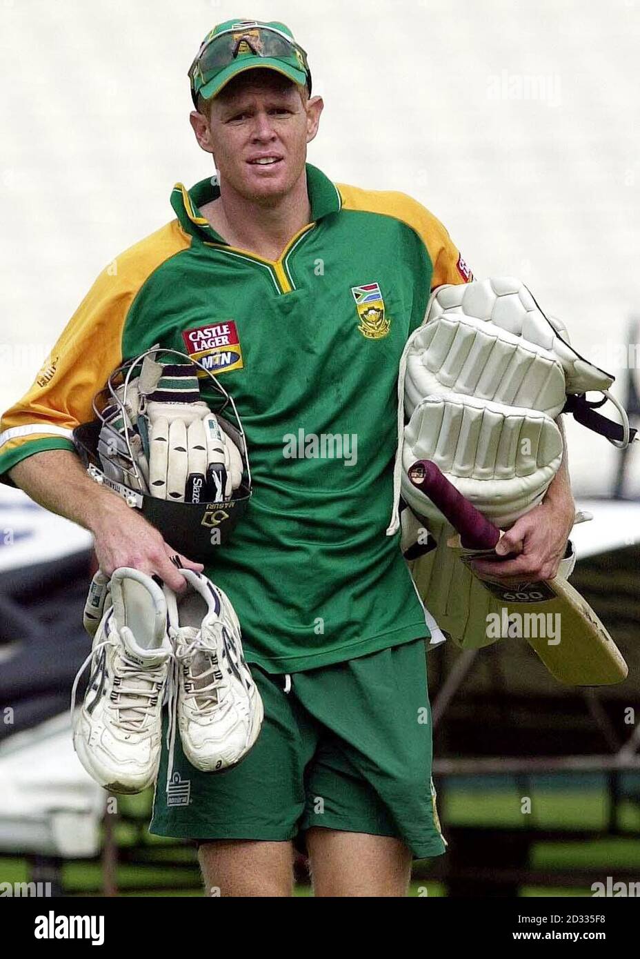 Shaun Pollock del Sud Africa con il suo equipaggiamento da battaglia durante una sessione in rete presso l'AMP Oval, Londra, prima della quinta e ultima partita di test Npower contro l'Inghilterra che inizia giovedì. Pollock è tornato per la prova finale avendo perso la partita di Fouth per assistere alla nascita del suo bambino. Il Sud Africa guida la serie 2-1. Foto Stock