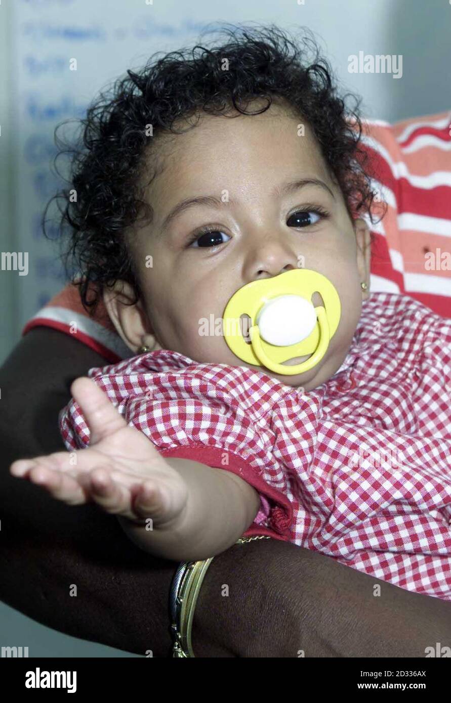 Sammy Jane, figlia di Milisa Duker-Brown : la famiglia di una madre stabilitosi su un autobus ha detto oggi, come ha coraggiosamente combattuto il suo attaccante. Milisa Duker-Brown, 22 anni, che era con il suo bambino di cinque mesi Sammy-Jane, è stato pugnalato due volte nella parte posteriore del collo, una volta nel petto e più volte nelle braccia e nelle mani. La sig.ra Duker-Brown, proveniente dal sud di Londra, aveva appena raccolto il beneficio del suo bambino dall'ufficio postale quando la mugger ha preso la sua borsa da dietro a circa 10.45 il lunedì. Foto Stock