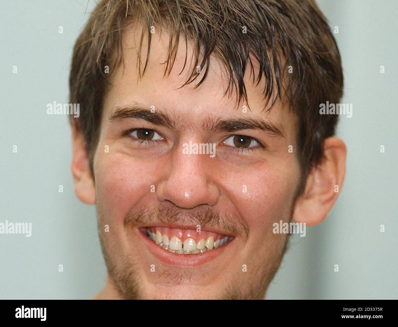 Lo studente di GAP-Year Matthew Scott, 19 anni, del Sud di Londra parla ai media durante una conferenza stampa tenutasi all'aeroporto di Heathrow. Matthew è sfuggito ai rapitori nella giungla colombiana, salendo da una scogliera in un fiume e poi trekking due giorni verso un remoto villaggio indiano. Foto Stock