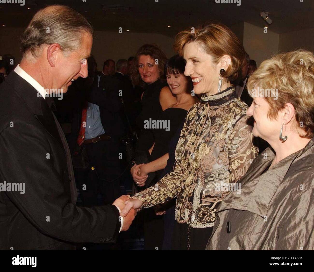 Il Principe del Galles incontra Harriet Walter (seconda a destra) e Julia McKenzie a Odeon, Leicester Square, nel centro di Londra, per la prima assoluta del film "Bright Young Things", tenuto in aiuto della fiducia del Principe. Foto Stock
