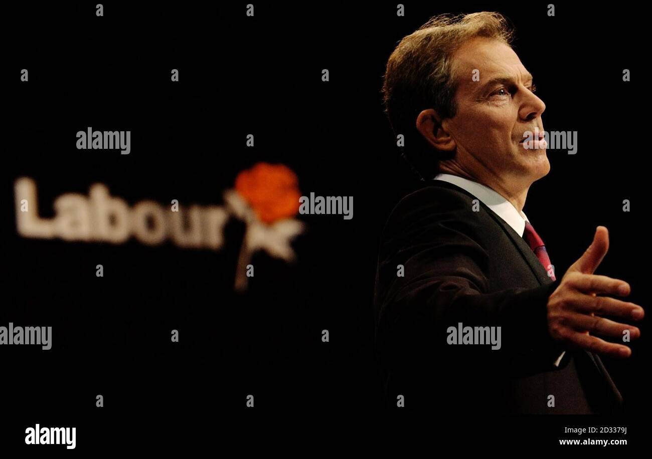 Il primo Ministro Tony Blair ha pronunciato il suo discorso di primo piano ai delegati del Bournemouth International Centre, dove si trova il terzo giorno della conferenza del Partito laburista. Nel suo intervento, Blair ha spazzato via i recenti problemi del governo sull'Iraq e le controverse riforme dei servizi pubblici dicendo ai delegati: 'Avanti o indietro. Posso andare solo in un modo. Non ho una retromarcia". Foto Stock