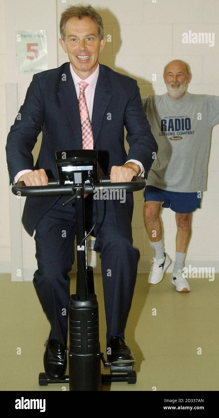 Il primo Ministro Tony Blair viene messo a punto su una bicicletta da ginnastica durante una visita all'unità cardiaca del Royal Bournemouth Hospital. Parlando all'ospedale, Blair ha detto che il governo continuerà a portare avanti i suoi controversi piani per gli ospedali di fondazione, nonostante la feroce opposizione all'interno del movimento laburista. Il sig. Blair e il segretario alla sanità John Reid hanno trascorso circa un'ora in visita all'ospedale, che ha tre stelle e ha istituito un gruppo di lavoro per decidere se scegliere o meno lo status di Fondazione. *19/10/03: Il primo Ministro Tony Blair è stato ricoverato in ospedale Foto Stock