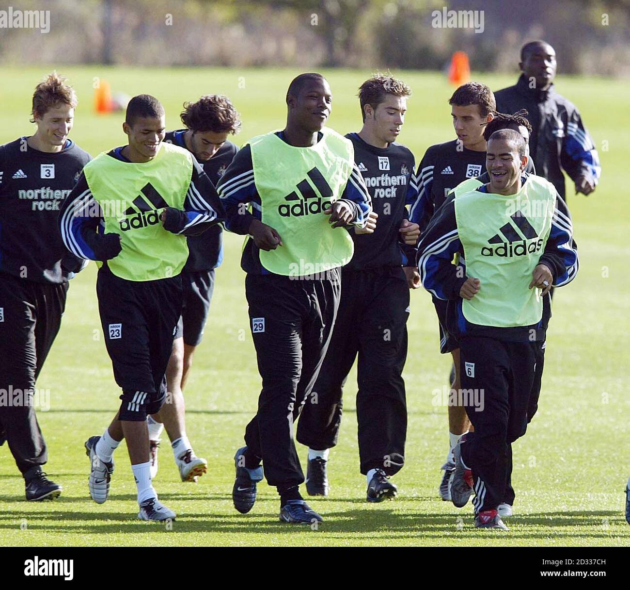 Jermaine Jenus, Titus Bramble e Kieron Dyer condividono una battuta durante una sessione di allenamento di squadra al campo di allenamento Blue Flame di Newcastle, in vista della partita di premiership fa Barclaycard contro Southampton al St James' Park di domani. QUESTA IMMAGINE PUÒ ESSERE UTILIZZATA SOLO NEL CONTESTO DI UNA FUNZIONE EDITORIALE. NESSUN UTILIZZO DI SITI WEB/INTERNET A MENO CHE IL SITO NON SIA REGISTRATO PRESSO LA FOOTBALL ASSOCIATION PREMIER LEAGUE. Foto Stock