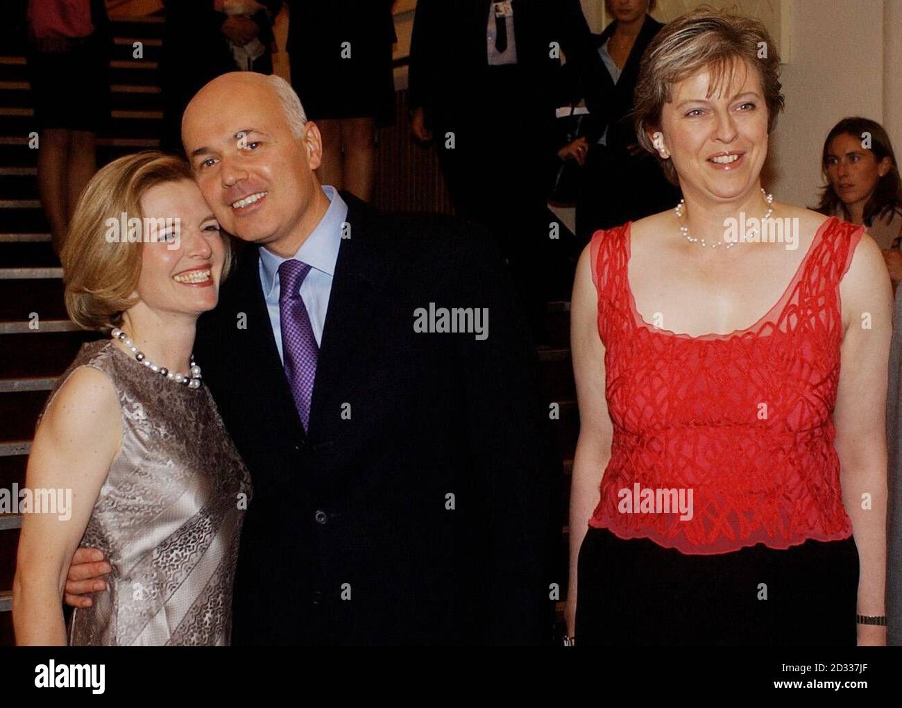 Il leader conservatore del partito Iain Duncan Smith e sua moglie Betsy (a sinistra) e il presidente del partito Theresa May arrivano alla Tory Ball a Blackpool. Foto Stock
