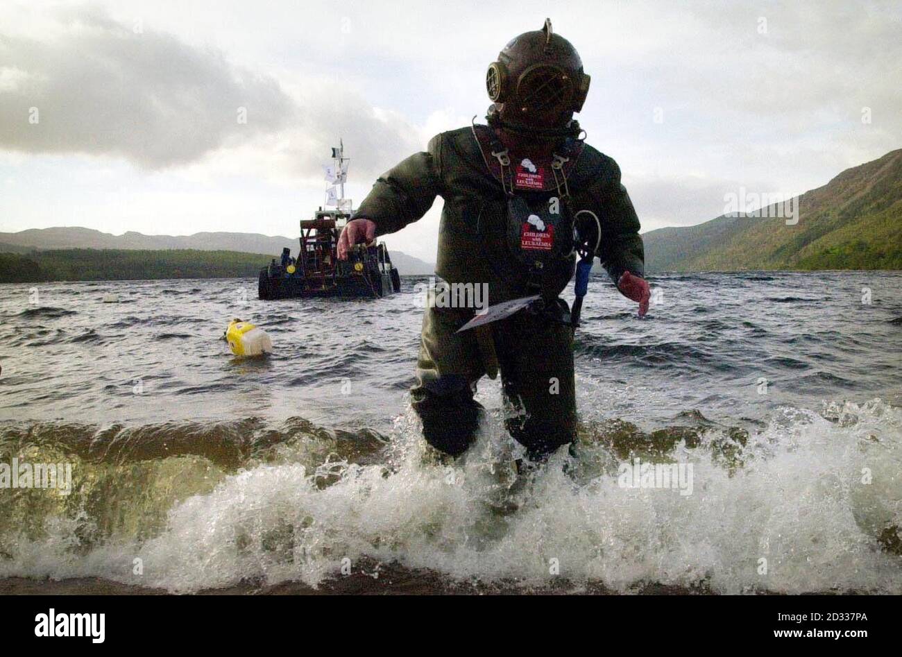 Il camminatore di beneficenza Lloyd Scott emerge da Loch Ness, dopo aver completato la parte finale della sua maratona subacquea. Scott ha passato due settimane a negoziare un tratto di 26 chilometri del tortuoso lago delle Highland. Ma la sfida non è stata senza i suoi problemi. La scorsa settimana il 41 anni è caduto da una sporgenza di 15ft mentre sotto l'acqua, ferendo la sua spalla, ma ha deciso di premere sopra con la sua sfida il giorno seguente. L'ex vigile del fuoco e giocatore professionista di calcio ha speso più di un mese di addestramento e qualificandosi come tuffatore per l'offerta, per raccogliere i soldi per i bambini di beneficenza con leucemia. Foto Stock