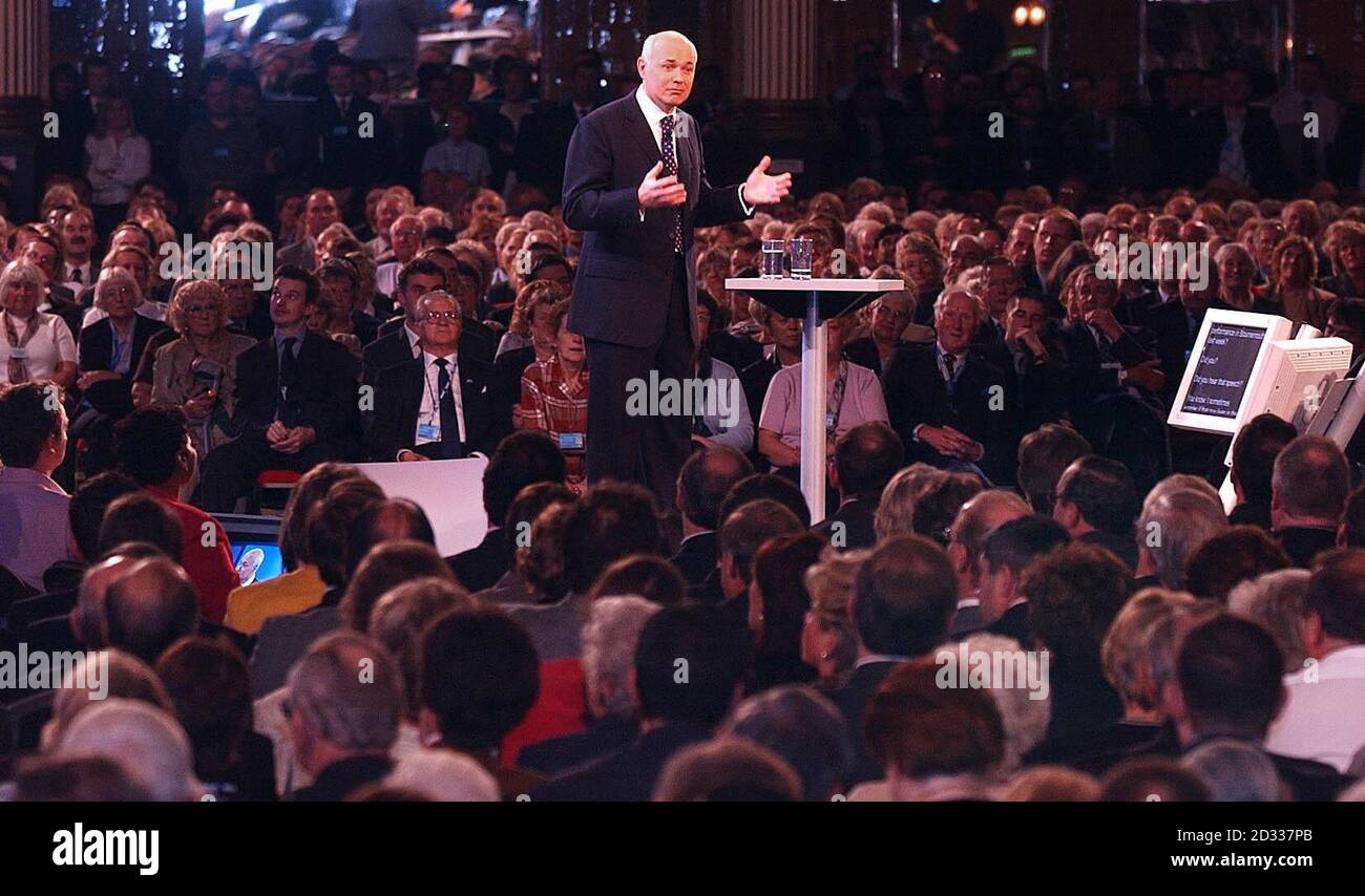 Il leader della Tory Iain Duncan Smith durante il suo discorso di apertura alla Conferenza annuale conservativa tenutasi a Blackpool. Duncan Smith ha avvertito i suoi critici di partito: 'Salite a bordo o uscite dalla nostra strada?. Duncan Smith ha accusato il primo ministro di vivere a BlairWorld, dove il crimine era in calo, le tasse erano basse e i treni funzionavano in tempo. Foto Stock
