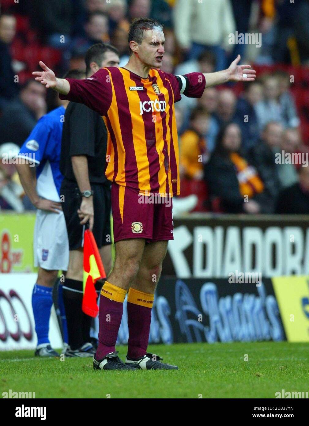 David Wetherall di Bradford City, durante la Nationwide Division uno partita contro Ipswich Town a Valley Parade, Bradford. Punteggio finale Bradford City 0, Ipswich Town 1. QUESTA IMMAGINE PUÒ ESSERE UTILIZZATA SOLO NEL CONTESTO DI UNA FUNZIONE EDITORIALE. NESSUN UTILIZZO NON UFFICIALE DEL SITO WEB DEL CLUB. Foto Stock