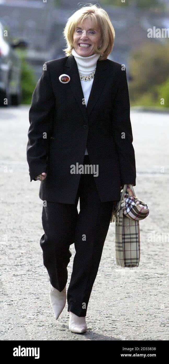 Ann Gloag lascia Inverness Sheriff Court, dopo la causa del tribunale civile contro Ian e Patricia Hamilton. Bus tycoon Gloag sostiene che gli Hamiltons non hanno il diritto di utilizzare una piccola striscia di terra vicino al loro cottage affittato sulla sua proprietà, vicino a Beauly, Inverness-shire. Gloag, che ha istituito la Stagecoach Bus Company con suo fratello Brian Soutar nel 1980, sostiene anche che la coppia non può utilizzare gli affittacamere o un parcheggio auto vicino al loro cottage. Foto Stock