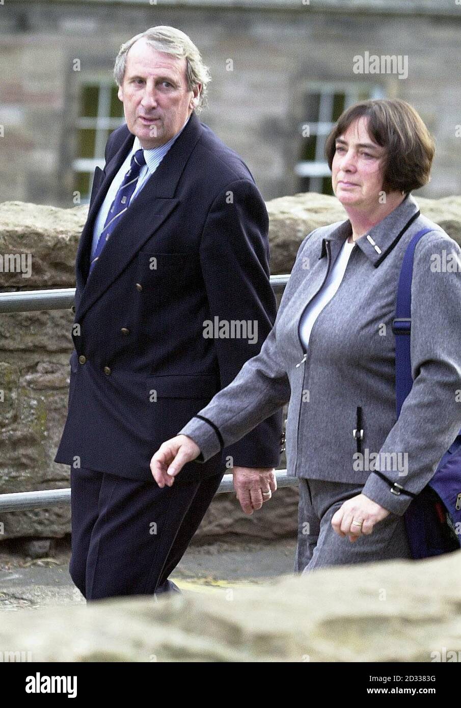 Ian e Patricia Hamilton lasciano Inverness Sheriff Court, dopo la causa del tribunale civile contro di loro da parte di Ann Gloag. Bus tycoon Gloag sostiene che gli Hamiltons non hanno il diritto di utilizzare una piccola striscia di terra vicino al loro cottage affittato sulla sua proprietà, vicino a Beauly, Inverness-shire. Gloag, che ha istituito la Stagecoach Bus Company con suo fratello Brian Soutar nel 1980, sostiene anche che la coppia non può utilizzare gli affittacamere o un parcheggio auto vicino al loro cottage. Foto Stock