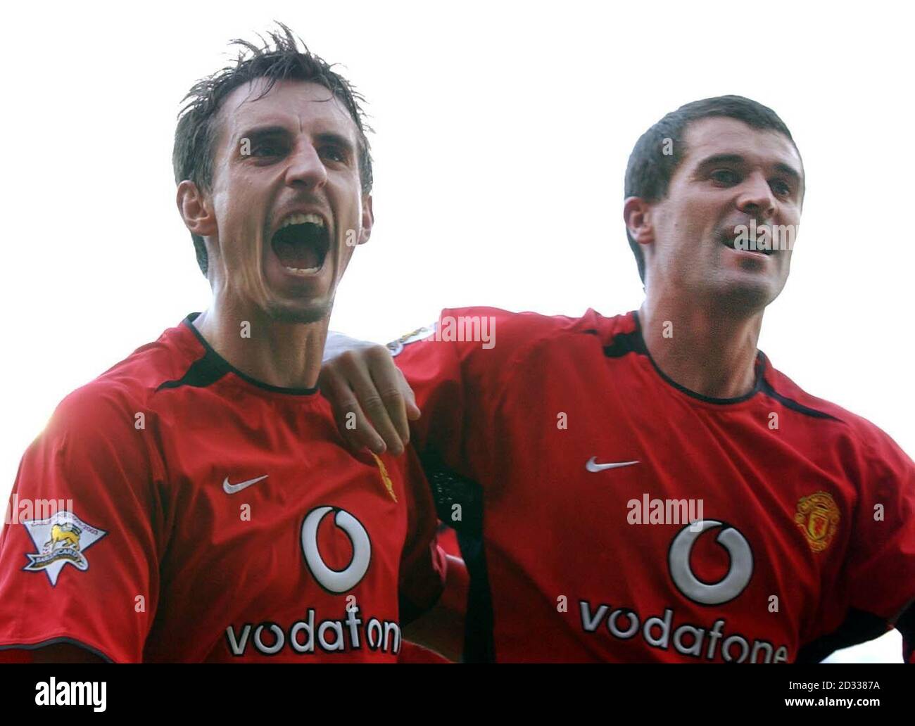 Roy Keane di Manchester United festeggia con Gary Neville (a sinistra), dopo aver segnato contro Leeds United durante la loro partita di Barclaycard Premiership a Elland Road, Leeds. Manchester United ha vinto 1-0. QUESTA IMMAGINE PUÒ ESSERE UTILIZZATA SOLO NEL CONTESTO DI UNA FUNZIONE EDITORIALE. NESSUN UTILIZZO DI SITI WEB/INTERNET A MENO CHE IL SITO NON SIA REGISTRATO PRESSO LA FOOTBALL ASSOCIATION PREMIER LEAGUE. Foto Stock