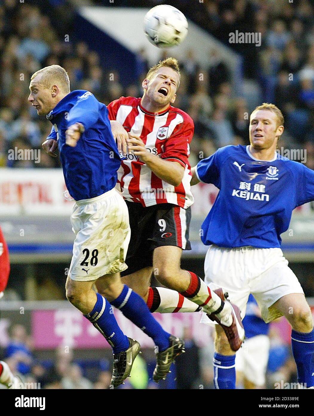 James Beattie di Southampton (centro) combatte per la palla contro Tony Hibbert di Everton (a sinistra) e Steve Watson durante la loro partita di Barclaycard Premiership al Goodison Park di Liverpool. Everton ha disegnato il 0-0 con Southampton. QUESTA IMMAGINE PUÒ ESSERE UTILIZZATA SOLO NEL CONTESTO DI UNA FUNZIONE EDITORIALE. NESSUN UTILIZZO DI SITI WEB/INTERNET A MENO CHE IL SITO NON SIA REGISTRATO PRESSO LA FOOTBALL ASSOCIATION PREMIER LEAGUE. Foto Stock