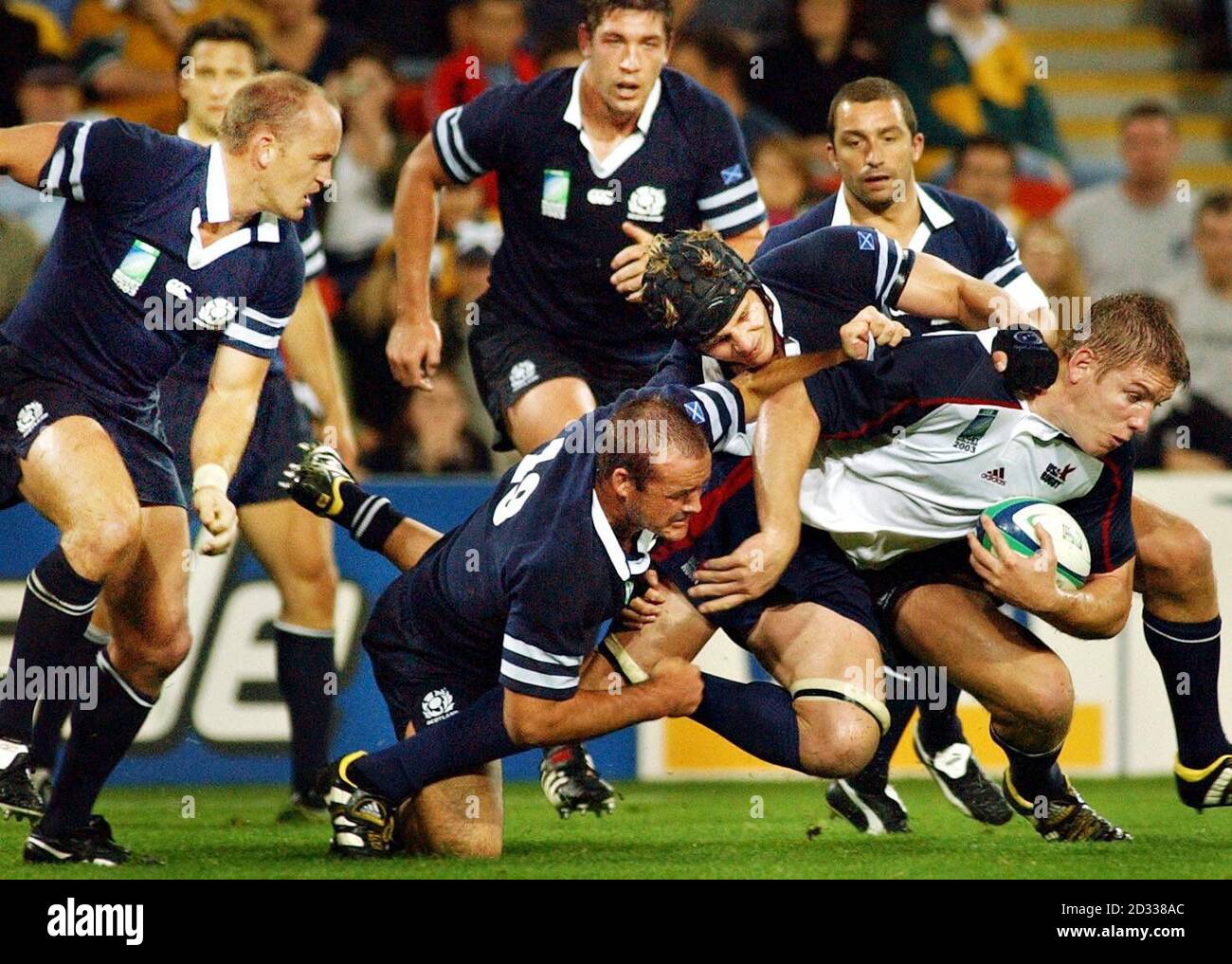 Gregor Townsend in Scozia (a sinistra) guarda come i compagni di squadra Martin Leslie (al centro, in basso) e Simon Taylor affrontano Dan Lyle in USA (davanti a destra) durante la partita di Rugby World Cup Pool B allo stadio Suncorp di Brisbane, Australia. La Scozia sconfisse gli USA 39-15. NESSUN UTILIZZO DEL TELEFONO CELLULARE. I SITI INTERNET POSSONO UTILIZZARE UNA SOLA IMMAGINE OGNI CINQUE MINUTI DURANTE LA PARTITA Foto Stock