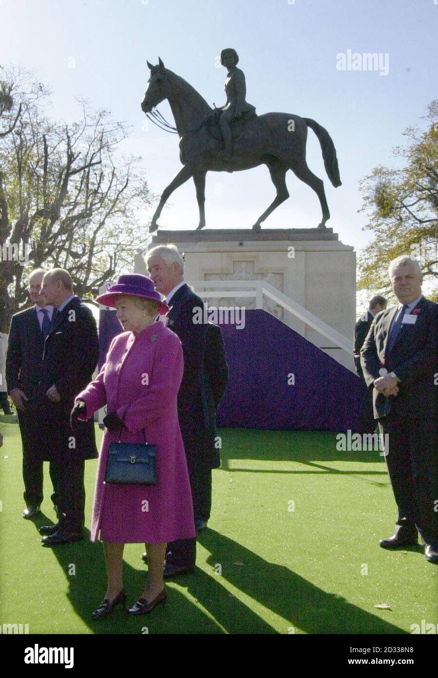 Regina Elisabetta II a Windsor Great Park dove la She ha svelato la statua giubilare di se stessa a cavallo. La statua equestre di Philip Jackson, è la prima che la Regina ha svelato di se stessa e si trova nel punto più alto del parco guardando indietro verso il Castello di Windsor. Foto Stock