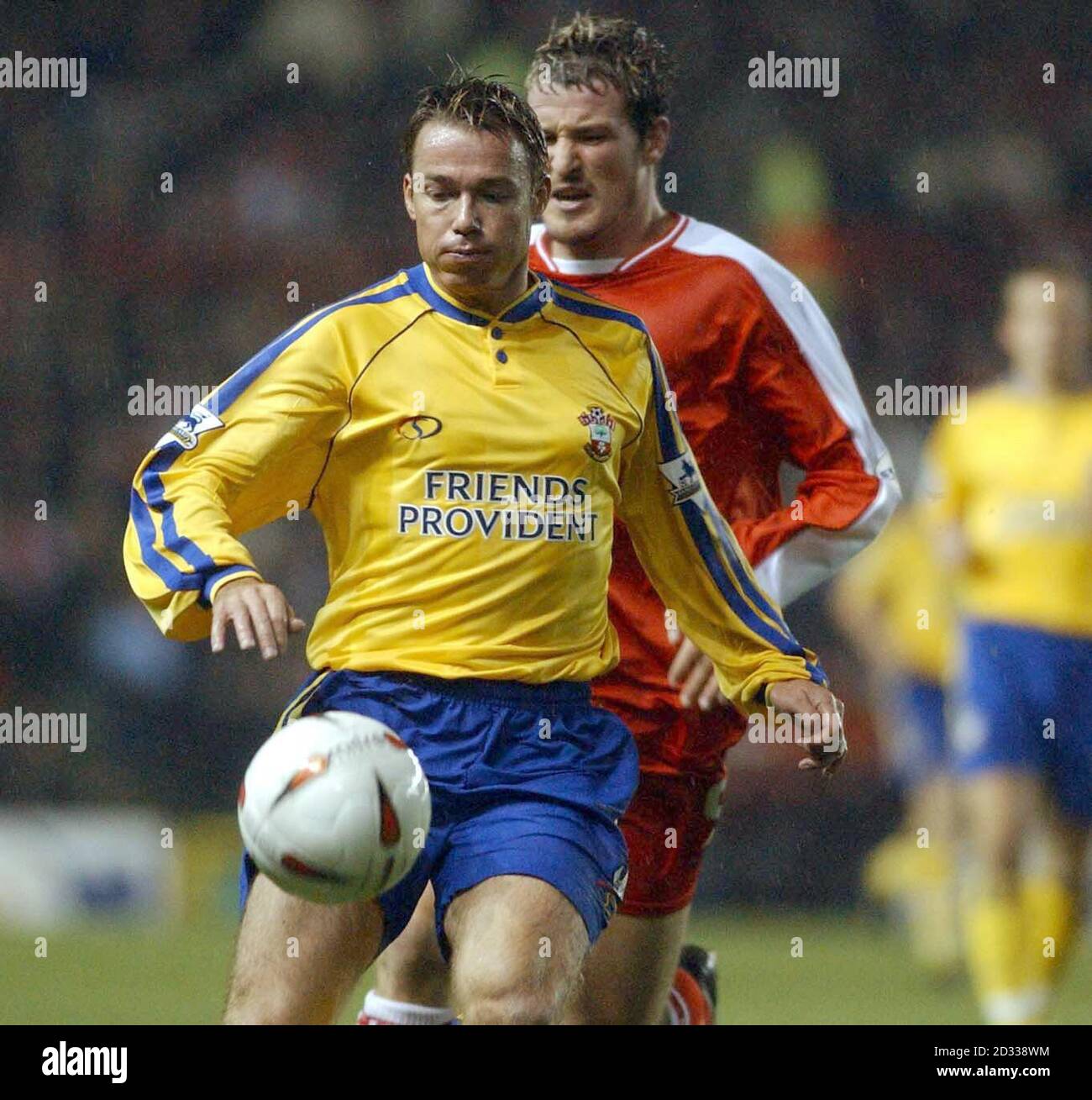 Graeme le Saux (Southampton) prima al pallone, durante la terza partita di Carling Cup ad Ashton Gate, Bristol. Foto Stock